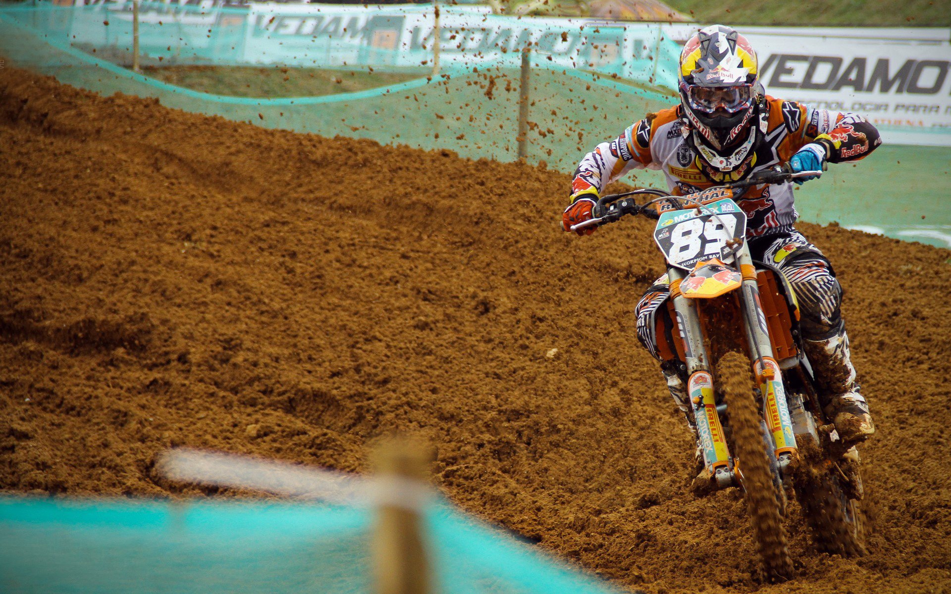 城市夜间篮球赛吸引大量年轻群众，焕发城市青春活力，夜晚篮球场的照片真实